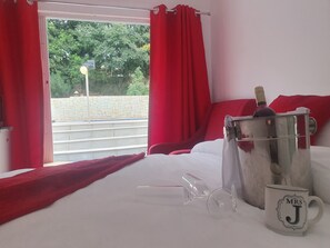 2 bedrooms, iron/ironing board, free WiFi - A very secured and private place. (Wilro Park)