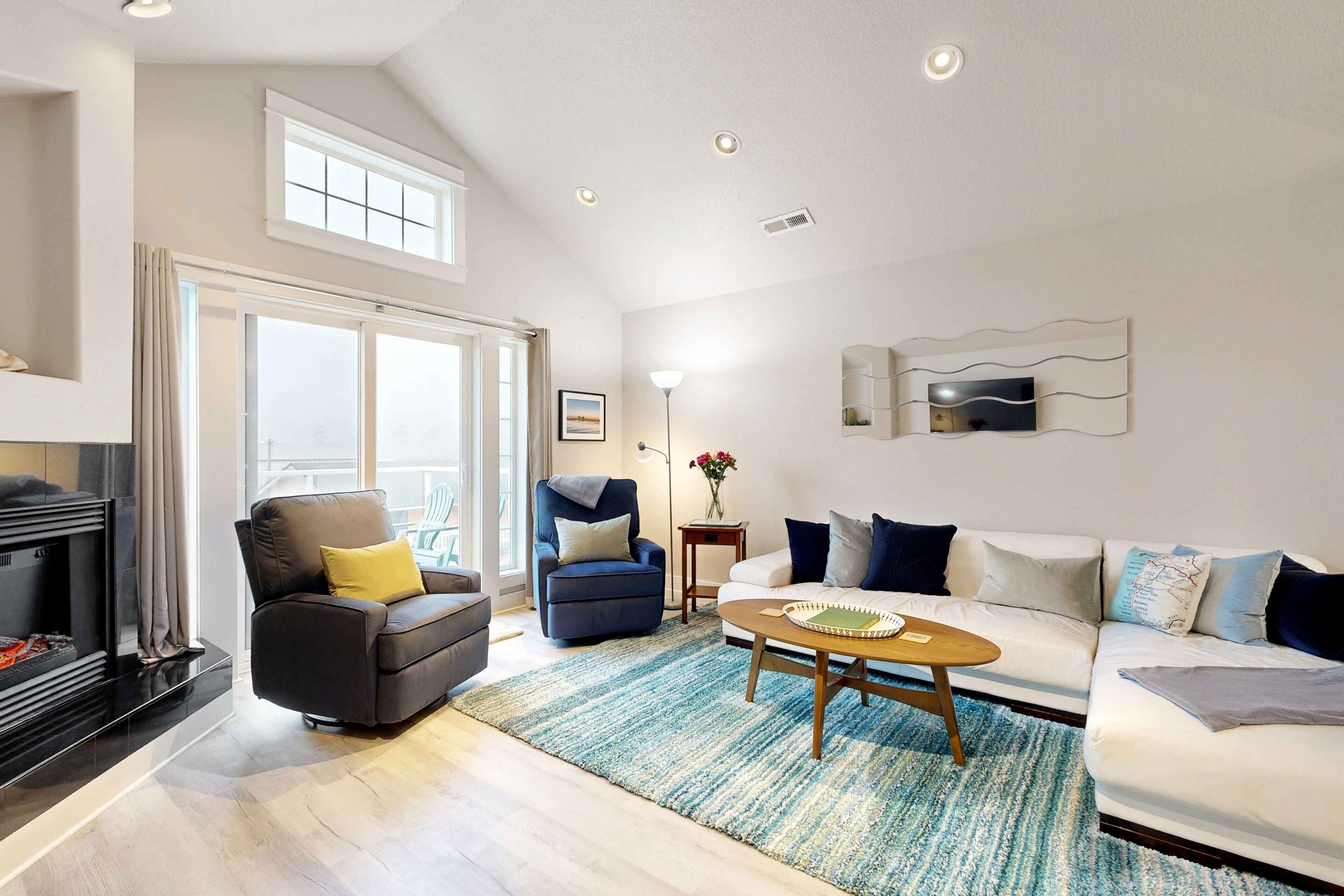 Multi-level townhome with 2 balconies & EV charger - steps to beach/downtown