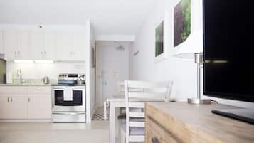 Een koelkast, een magnetron, een oven, een kookplaat