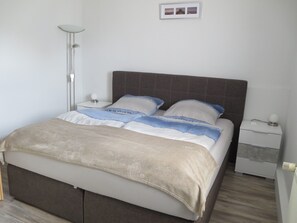 2 Schlafzimmer, Bügeleisen/Bügelbrett, Bettwäsche