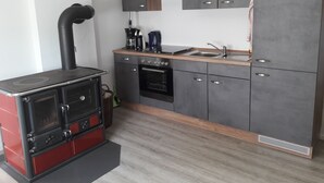 Kaffetrakter/tekoker, kjøleskap, ovn og kokeplater