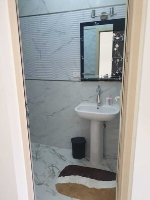 Douche, serviettes fournies