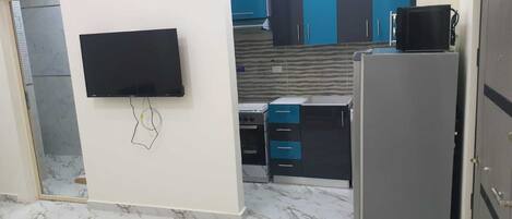 Réfrigérateur, micro-ondes, four, plaque de cuisson