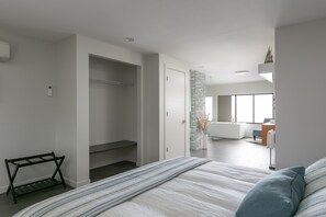 Premium bedding, memory foam beds, individually decorated - 606 Lofts (Kelowna)