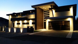 Front of property - evening/night - 606 Lofts (Kelowna)