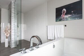 Bathroom shower - 606 Lofts (Kelowna)