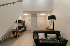 48-inch flat-screen TV with cable channels, TV - 606 Lofts (Kelowna)