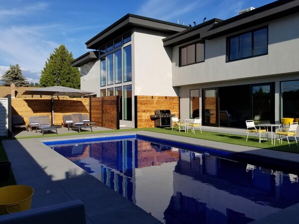 Seasonal outdoor pool - 606 Lofts (Kelowna)