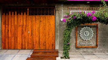 Vista frontal de la propiedad