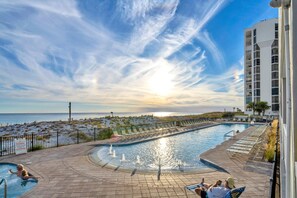 Innendørsbasseng og et oppvarmet basseng