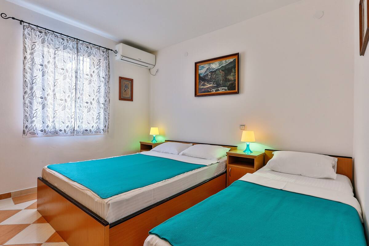 Economy Triple Room | Soundproofing, iron/ironing board (on request), free WiFi, bed sheets