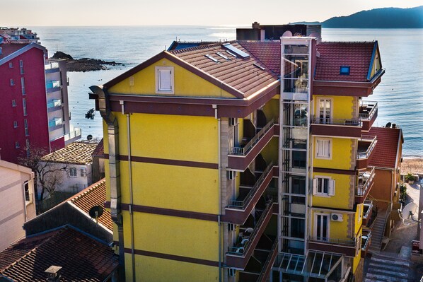 Front of property - Apartmani Luka - Vila Brzulović (Becici)