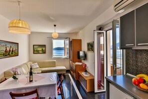 公寓 | 起居區 | 32-吋 LCD 液晶電視、有線頻道、電視