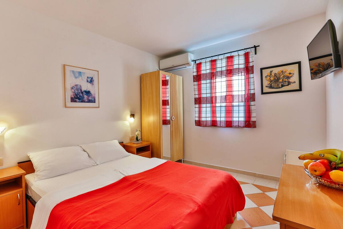 Economy Double or Twin Room | Soundproofing, iron/ironing board (on request), free WiFi, bed sheets