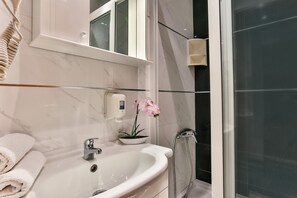 Apartment | Badezimmer | Dusche, Haartrockner, Handtücher, Seife