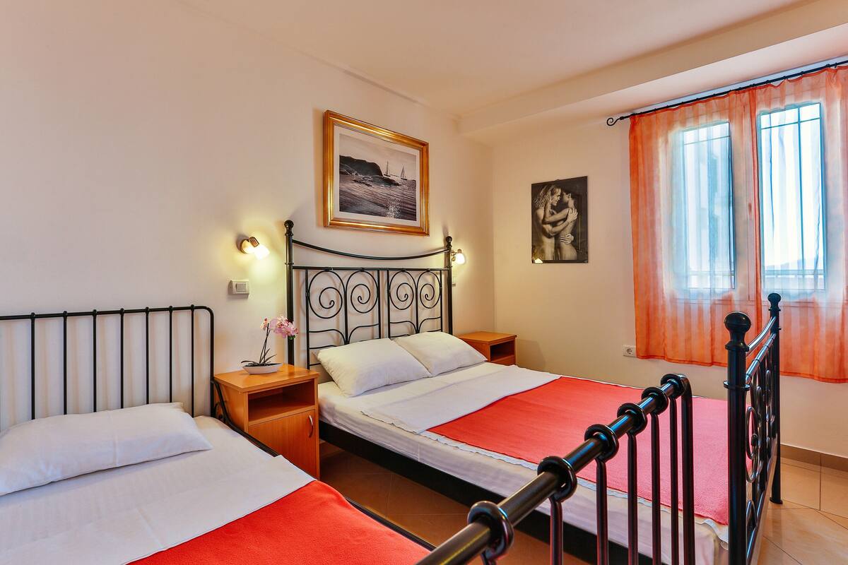 Standard Studio Suite | Soundproofing, iron/ironing board (on request), free WiFi, bed sheets