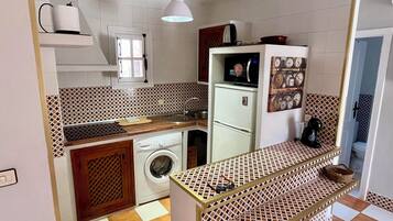 Frigorífico, microondas, placa de cocina y cafetera o tetera