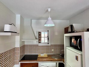 Een koelkast, een microgolfoven, een kookplaat