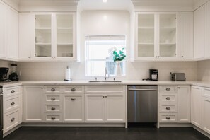 Private kitchen - Modern and ample 3br in the heart of Beverly Hills. (Beverly Hills)