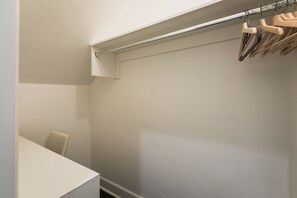 Interior - Modern and ample 3br in the heart of Beverly Hills. (Beverly Hills)