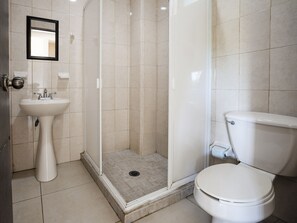 Shower, free toiletries, towels, soap - Capital O Hotel Los Caracoles, Acapulco (Acapulco)