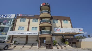 Vista frontal de la propiedad