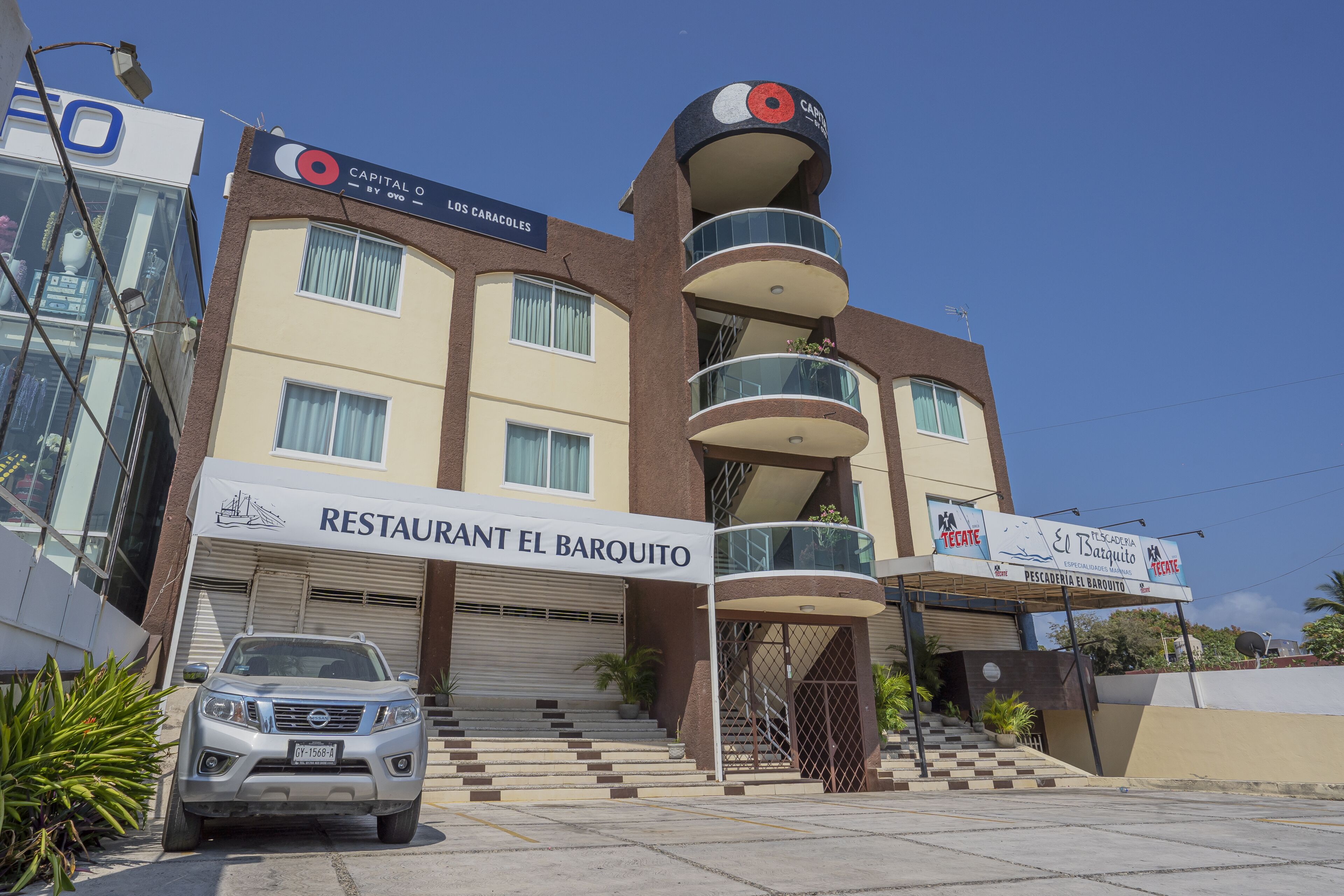 Vista frontal de la propiedad