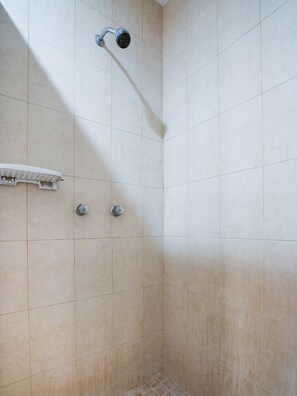 Ducha, artículos de higiene personal gratuitos, toallas y jabón