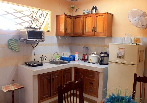 Refrigerador con freezer, placa de cocina, arrocera, batidora