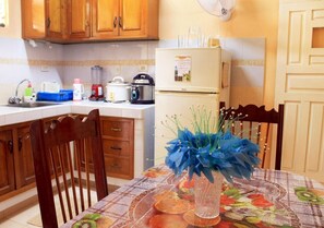 Refrigerador con freezer, placa de cocina, arrocera, batidora