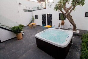 Bain à remous extérieur
