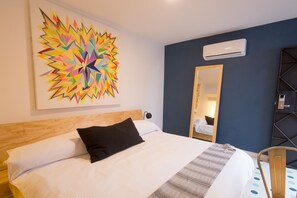 標準開放式套房, 1 張特大雙人床 | 迷你吧、書桌、手提電腦工作空間、免費 Wi-Fi