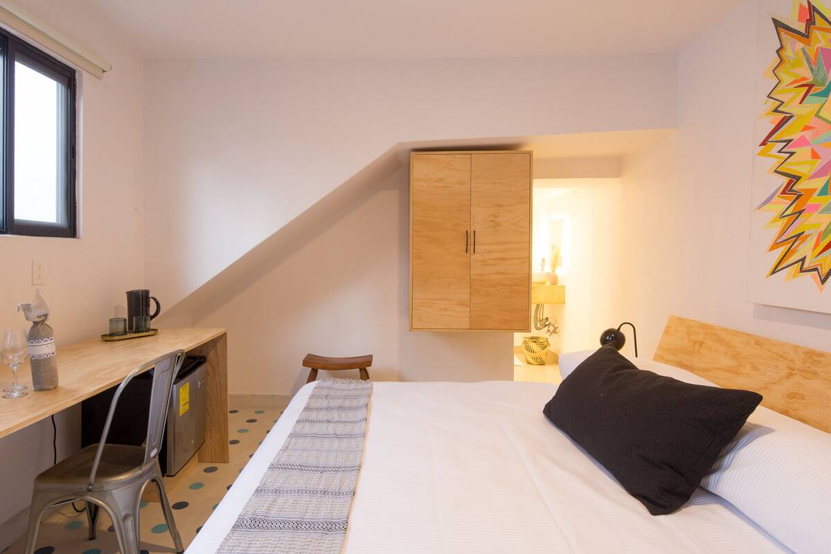 Habitación estándar, 1 cama King size | Minibar, escritorio, espacio para trabajar con laptop y wifi gratis