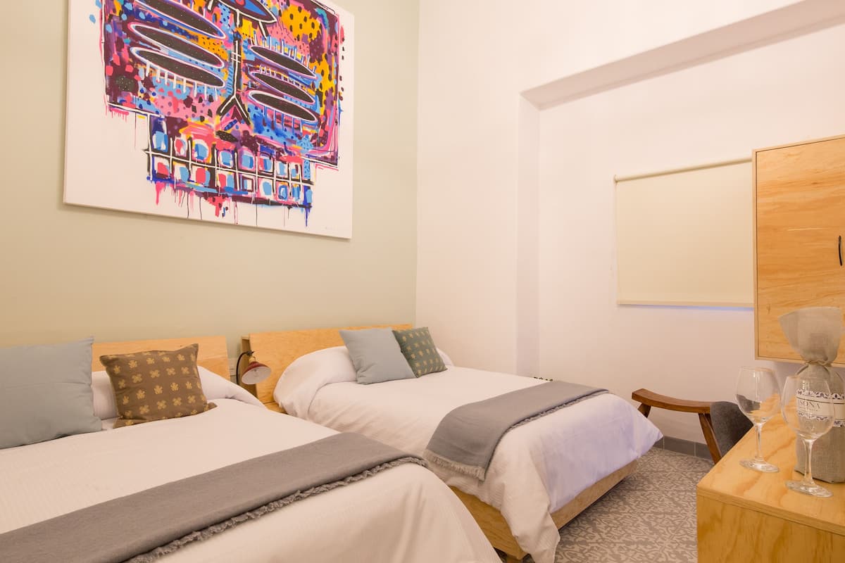 Habitación doble Deluxe | Minibar, escritorio, espacio para trabajar con laptop y wifi gratis