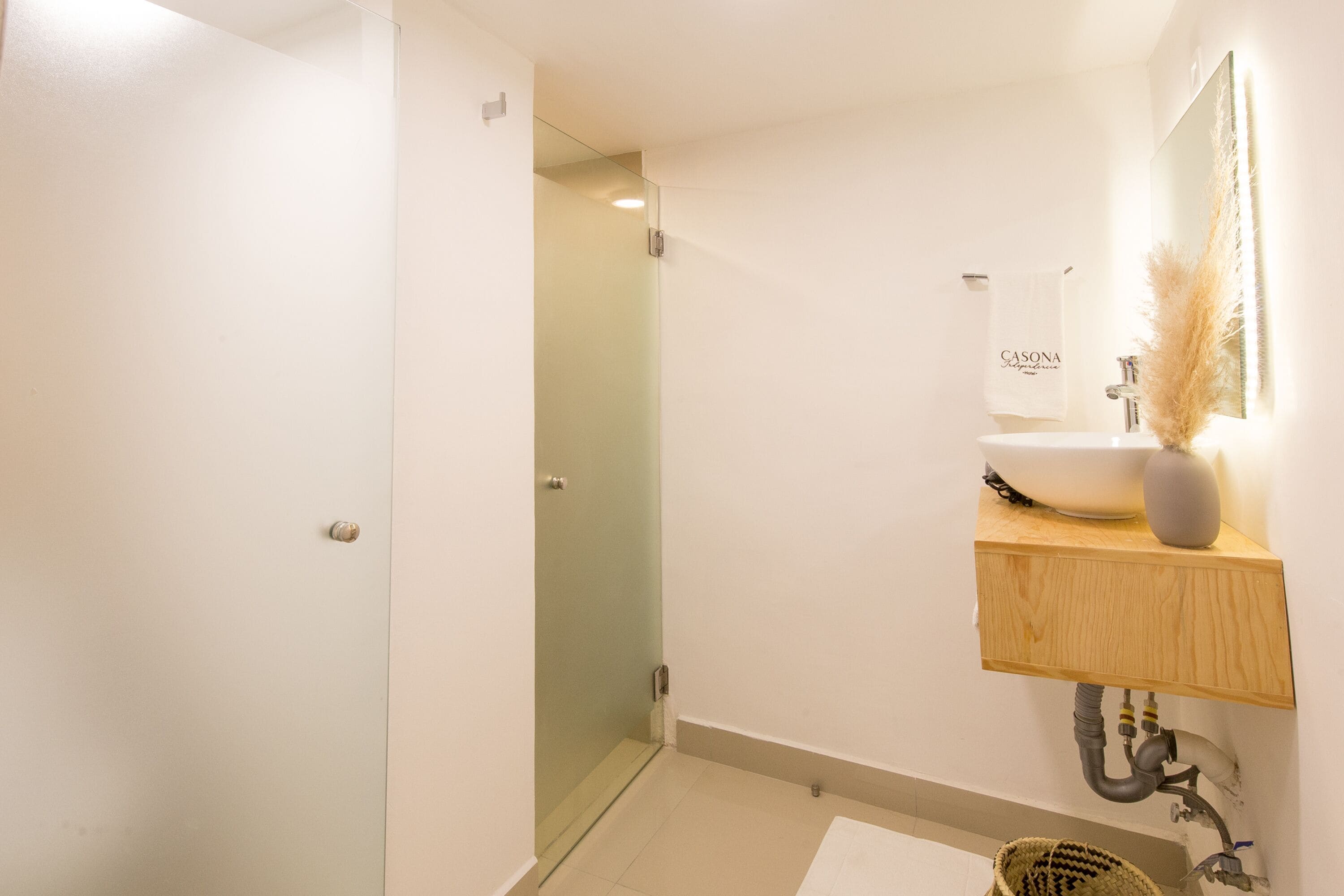 Standard Studio Suite, 1 King Bed | Bathroom | Shower, towels, soap, shampoo