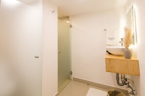 スタンダード スタジオスイート キングベッド 1 台 | バスルーム | シャワー、タオル、石鹸、シャンプー