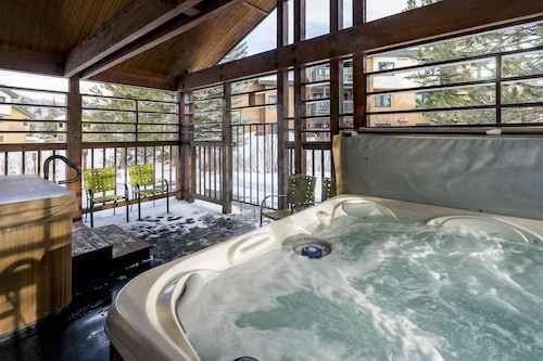 ⭐️ Corner Unit⎮Ground Floor + Hot Tubs⎮Patio ⎮W/D in unit