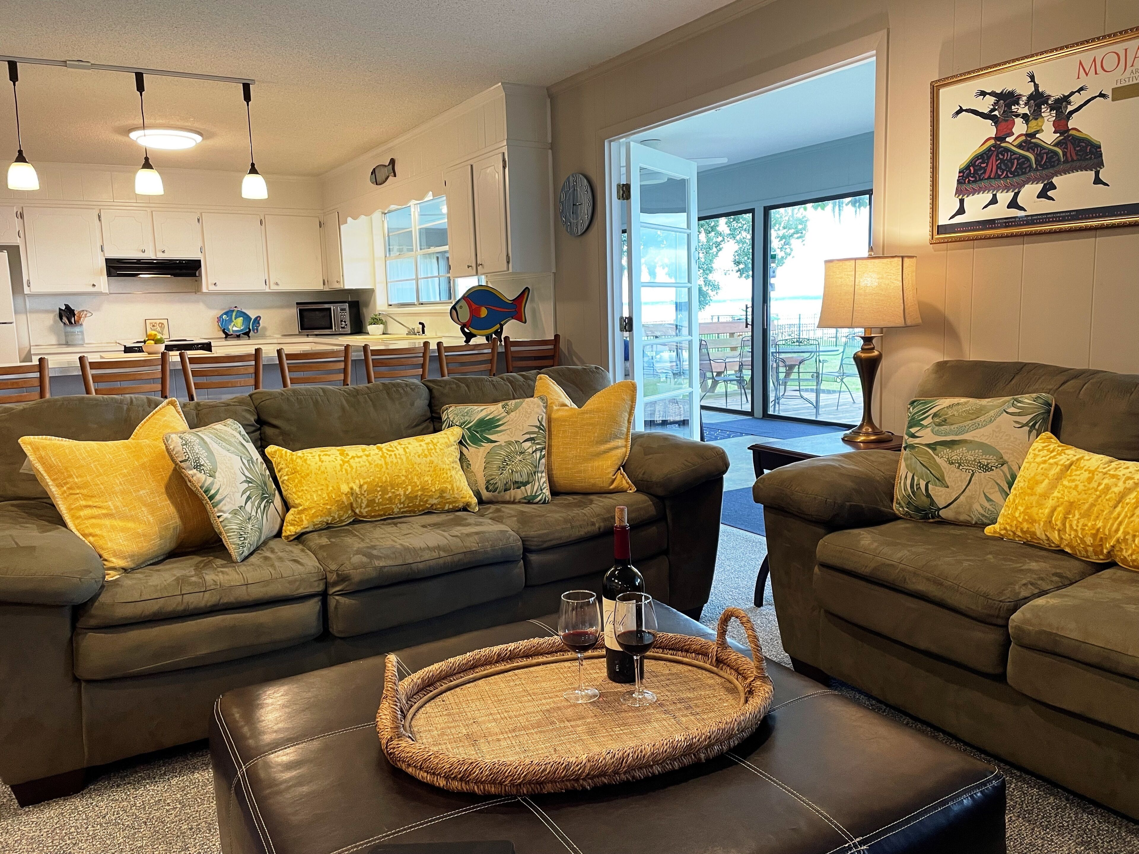 智能电视、壁炉、DVD 播放器、乒乓球