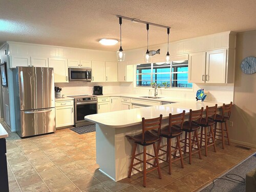 Deep water Lake Marion house.  4BR 2.5BA. Fish off dock. Nearby Golf. SUNSETS