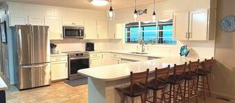 Deep water Lake Marion house.  4BR 2.5BA. Fish off dock. Nearby Golf. SUNSETS