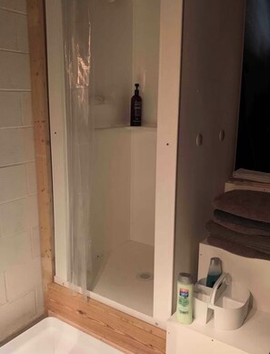 Shower, hair dryer, towels, soap - Van Glamping - AC, Heat and Power! (Landrum)