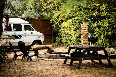 Outdoor dining. Van Glamping - AC, Heat and Power!