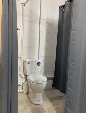 Shower, hair dryer, towels, soap - Van Glamping - AC, Heat and Power! (Landrum)