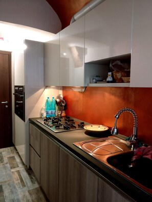 Réfrigérateur, un four, surface de cuisson, lave-vaisselle