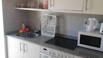 Réfrigérateur, four, bouilloire électrique, grille-pain