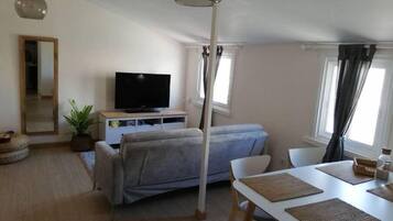 Télévision à écran plat, console de jeux vidéo, lecteur de DVD