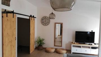 Télévision à écran plat, console de jeux vidéo, lecteur de DVD