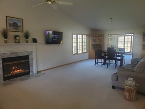 Smart TV, fireplace, video games, DVD player - Pet FriendlyHot tub space to relax 10min from Madison, Epic, MilitaryRidgeTrail (Verona)