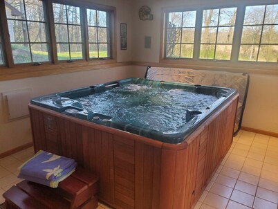  Pet FriendlyHot tub space to relax 10min from Madison, Epic, MilitaryRidgeTrail