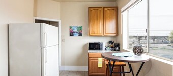 Elegant and Spacious West Oakland Flat Near Bart!